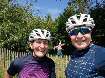 Guy  en Anne fietsen voor het goede doel!